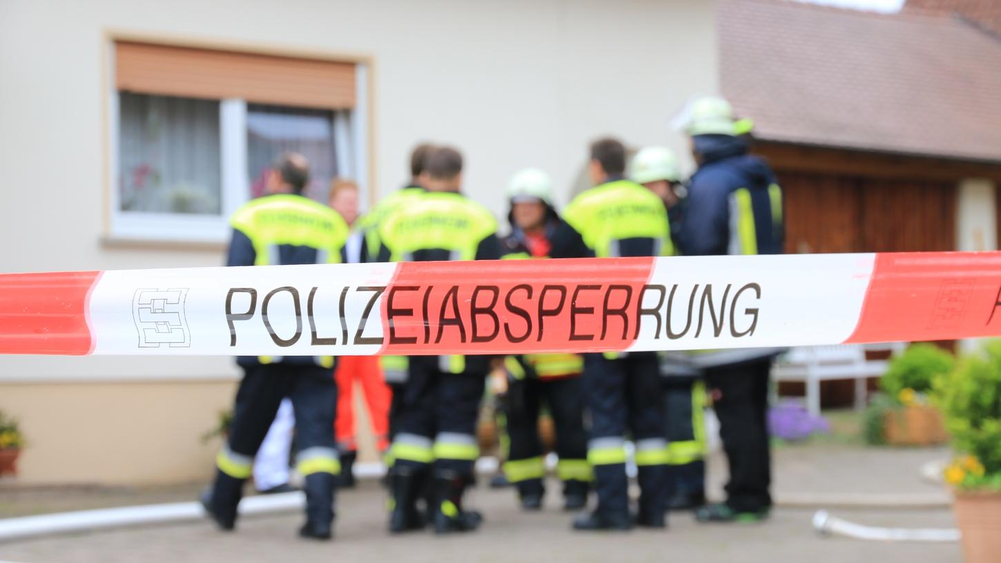 Bei einem Brand in Stiebarlimbach ist ein Mann ums Leben gekommen. Es handelt sich wohl um den 79-Jährigen Bewohner des Anwesens.