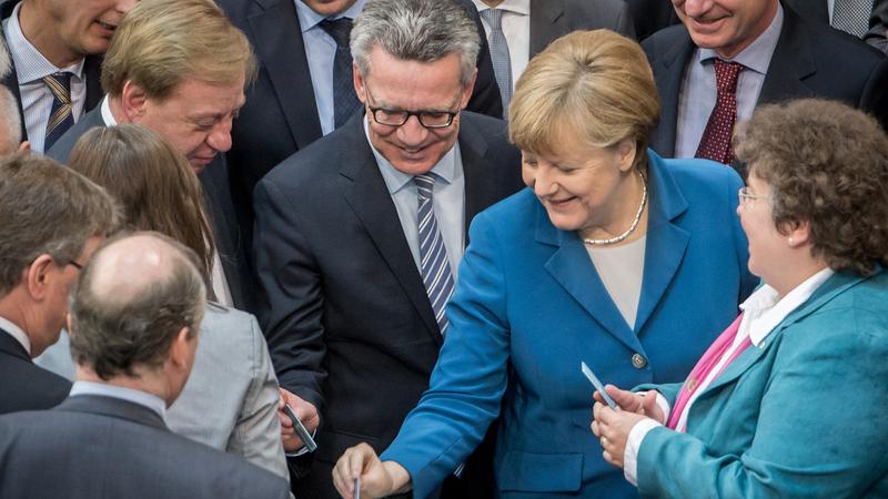 Kanzlerin Merkel wirft neben Innenminister de Maizière die Stimmkarte während der Abstimmung über die Maghreb-Staaten ein. Die nordafrikanischen Staaten sollen als sichere Herkunftsländer gelten.