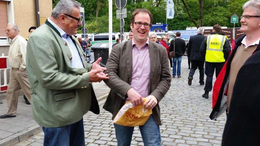 Der Erlanger Oberbürgermeister Florian Janik (M.) im Gespräch mit dem Brauereibesitzer Peter Kitzmann (l.), kurz vor dem Abmarsch zur Eröffnung.