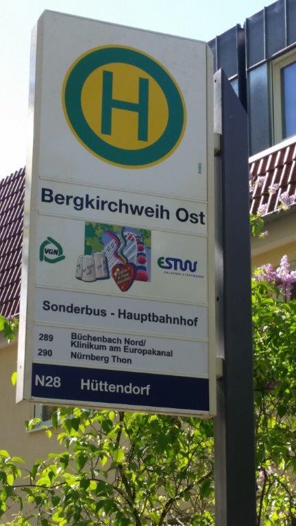 In der Leo-Hauck-Straße liegt die Bushaltestelle "Bergkirchweih Ost".
