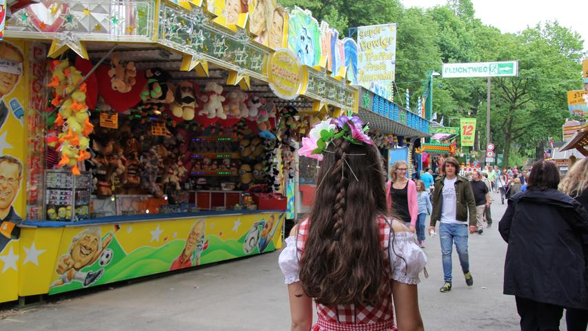 Lilly Fischer (14) kommt aus Erlangen und ist jedes Jahr mit ihren Freunden auf dem Berg auffindbar. Als Zeichen ihrer Freundschaft hat ihre Freundin Mona für die 14-Jährige am Schießstand einige Blumen geschossen und sie ihr prompt in die Haare gesteckt. So lässt sich das Berg-Outfit noch etwas mehr aufhübschen.