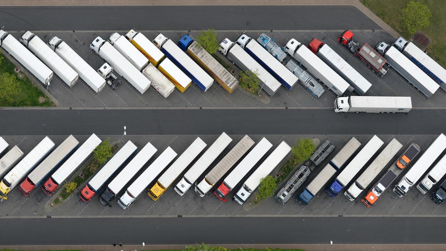 Zwei Lastwagen mit Anhängern sollen bis Ende 2019 im Abstand von nur 15 Metern statt der für gewöhnliche Lastwagen vorgeschriebenen 50 Metern Abstand auf der Autobahn unterwegs sein.