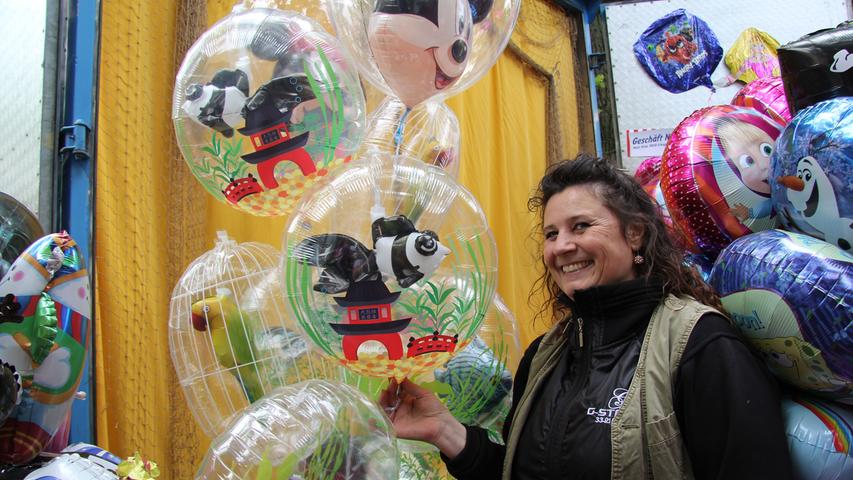 Heuer feiert Sylvia ihr 25-jähriges Jubiläum mit der Balloon Factory. Und dabei bleibt sie immer auf dem neuesten Stand. Stolz präsentiert sie uns ihre neuesten Ballon-Kreationen - eine Art Aquarium. Die bunten Ballons lässt die moderne Geschäftsfrau extra aus Amerika oder Italien einschiffen, schließlich möchte sie equisite Waren anbieten. "Die Standard-Ballons der anderen Stände sind mit einfach zu flach", so die 48-Jährige.