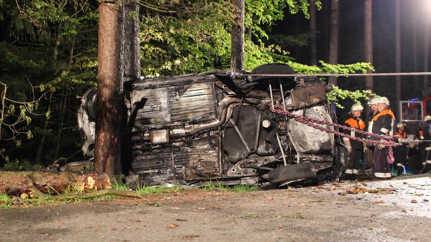 Eckenhaid: Zwei Menschen verbrennen nach Unfall in Auto