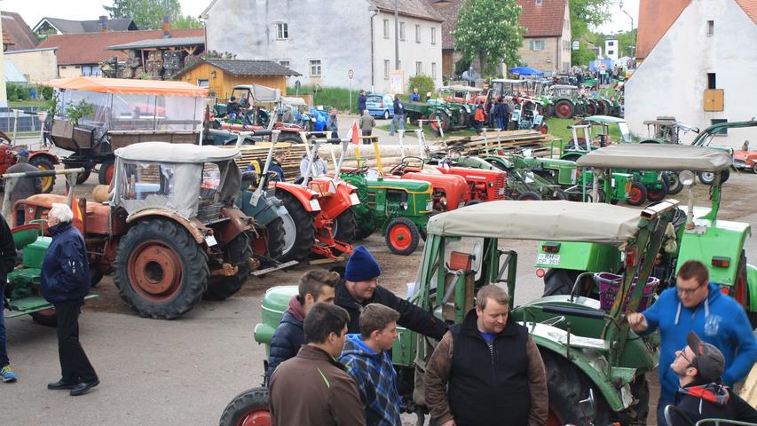Historische Traktoren defilieren in Gauchsdorf