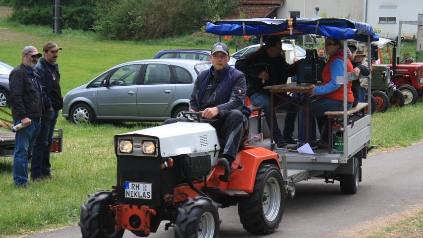 Historische Traktoren defilieren in Gauchsdorf