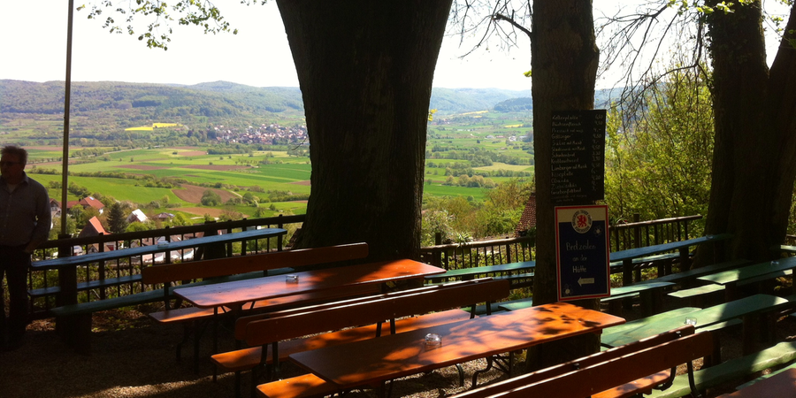 Die Wege zum Reifenberger Keller in Weilersbach sind vielseitig, aber auf jeden Fall steil. So führt auch der Weg über eine 400 Jahre alte Steintreppe zu einem unverwechselbaren Ausblick auf das Wiesenttal, zwischen Walberla und Ebermannstadt. Zwischendrin schlängelt sich die Wiesent und auch immer mal wieder ein Zug entlang. Den herrlichen Blick genießt man bei einem kühlen Bier, frisch aus dem Kellergewölbe. Dazu wird typische fränkische Brotzeit kredenzt, am Wochenende gibt es auch Kaffee und Kuchen für den Klatsch.
Durchschnittsnote: 2,00 Die Wege zum Reifenberger Keller in Weilersbach sind vielseitig, aber auf jeden Fall steil. So führt auch der Weg über eine 400 Jahre alte Steintreppe zu einem unverwechselbaren Ausblick auf das Wiesenttal, zwischen Walberla und Ebermannstadt. Zwischendrin schlängelt sich die Wiesent und auch immer mal wieder ein Zug entlang. Den herrlichen Blick genießt man bei einem kühlen Bier, frisch aus dem Kellergewölbe. Dazu wird typische fränkische Brotzeit kredenzt, am Wochenende gibt es auch Kaffee und Kuchen für den Klatsch.
Durchschnittsnote: 2,00