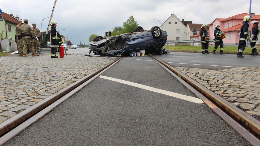 BMW kracht auf B299 gegen Bahnschranke und landet auf Schienen