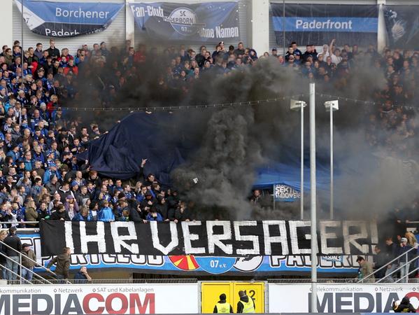 Paderborns Fans reagierten entsetzt mit schwarzen Rauchbomben und einem Transparent samt eindeutigem Statement.