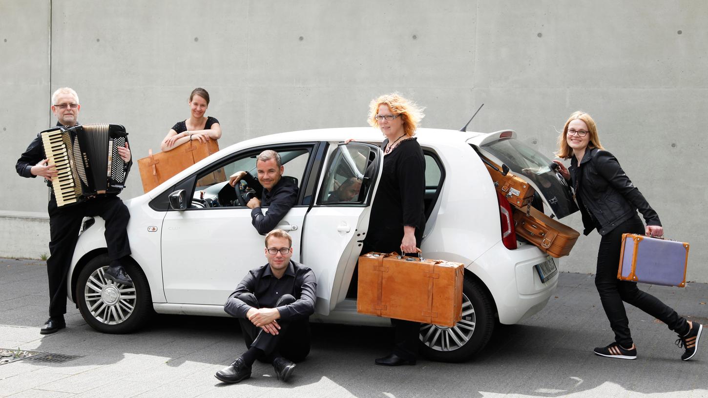 Marco Röttig (der Herr am Steuer) mit den Mitgliedern des Nürnberger Akkoredon-Ensembles. Marco Röttig (der Herr am Steuer) mit den Mitgliedern des Nürnberger Akkoredon-Ensembles.