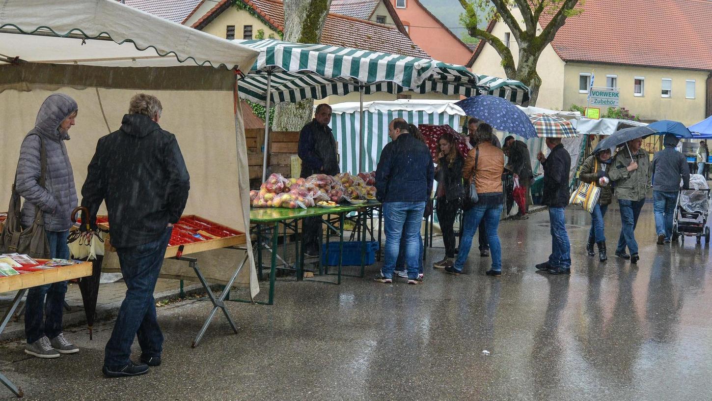 Pfingstmarkt-Bummel mit dem Regenschirm