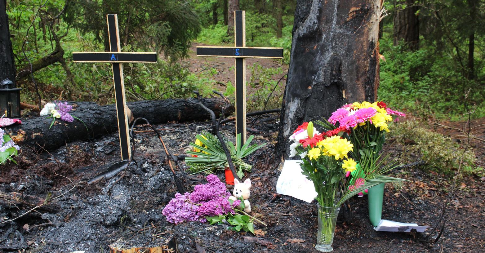 Nach dem schrecklichen Unfall in der Nacht zum Sonntag haben Anwohner und Angehörige an der Unfallstelle Kreuze und Blumen angebracht.