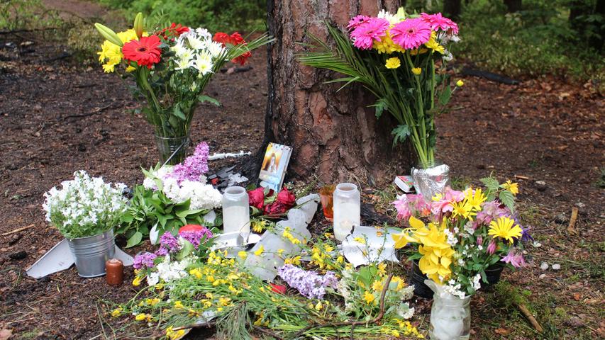 Nach dem schweren Unfall am Sonntagmorgen haben Betroffene Blumen, Bilder der Verstorbenen und...