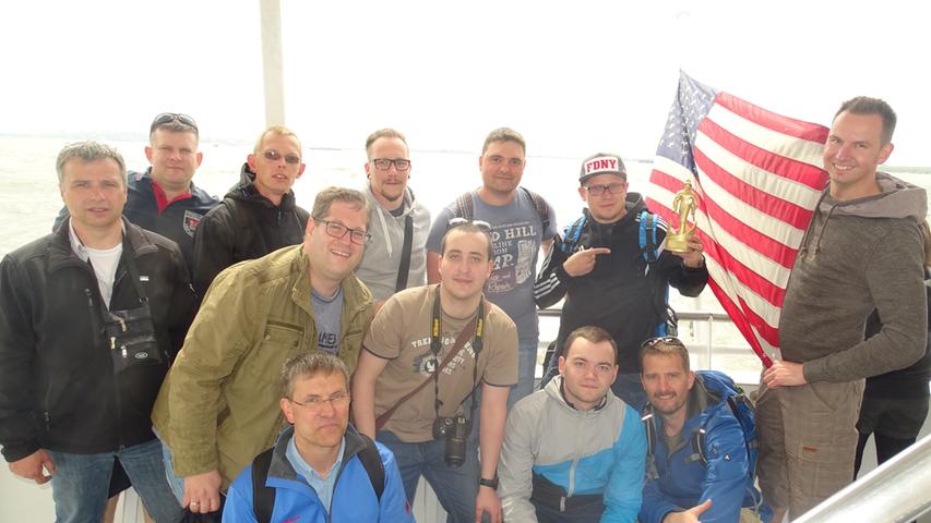 Auch Sightseeing stand auf dem Programm: Hier ein Gruppenbild während einer Bootstour um Manhattan, der goldene Firefighter-Oscar immer mit dabei.