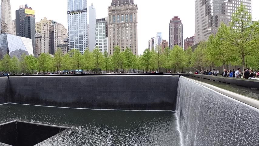 Ground Zero, die zentrale Gedenkstätte für die knapp 3000 Opfer der Terroranschläge vom 11. September 2001. Hier stand der Nord-Turm des ehemaligen World Trade Centers.