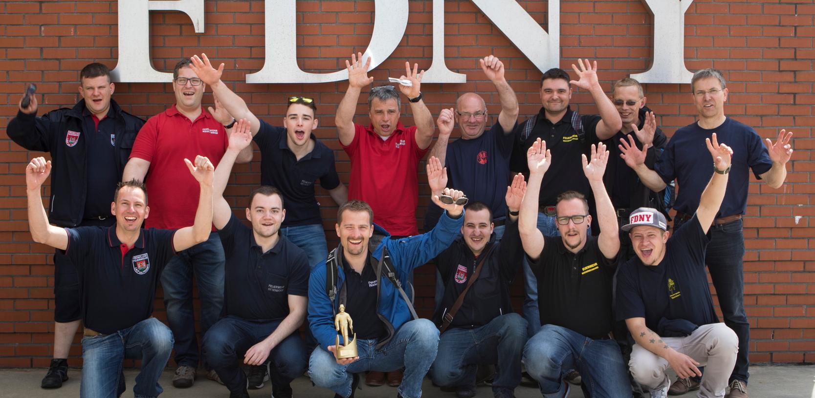 Die Feuerwehrler aus Franken vor der Feuerwache des Fire Department New York (FDNY) mit ihrem Feuerwehr-Oscar und amerikanischen Kameraden. Die Feuerwehrler aus Franken vor der Feuerwache des Fire Department New York (FDNY) mit ihrem Feuerwehr-Oscar und amerikanischen Kameraden.