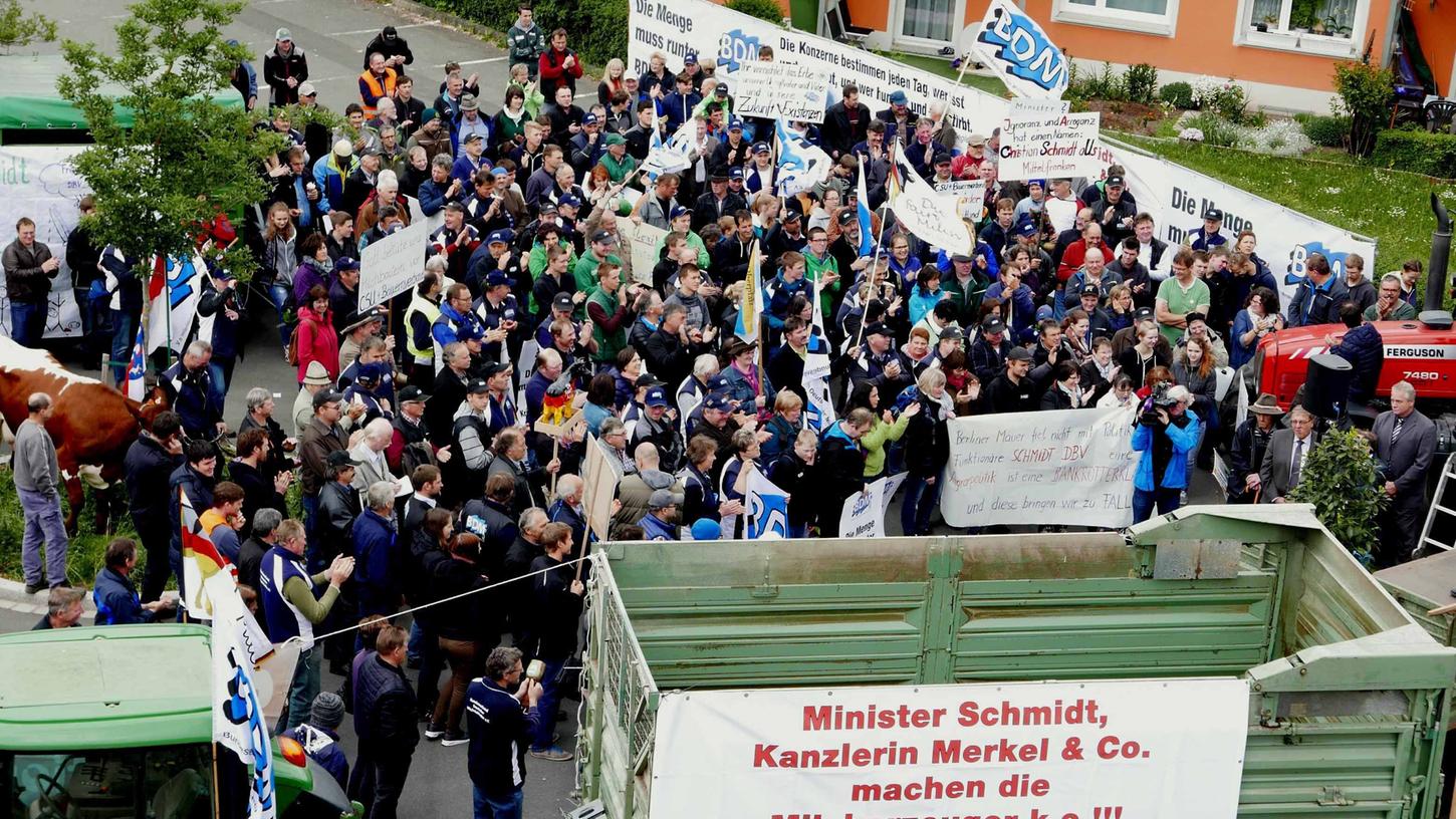 Über 200 Milchbauern demonstrierten vor dem Büro des Agrarministers Christian Schmidt (CSU) in Neustadt/Aisch.