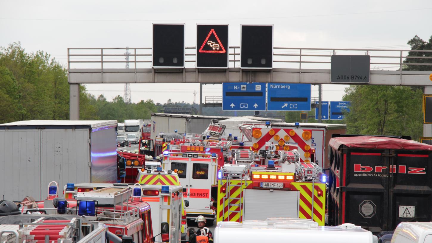 Vier Menschen haben am Dienstagnachmittag bei einem schweren Unfall auf der A6 ihr Leben verloren.