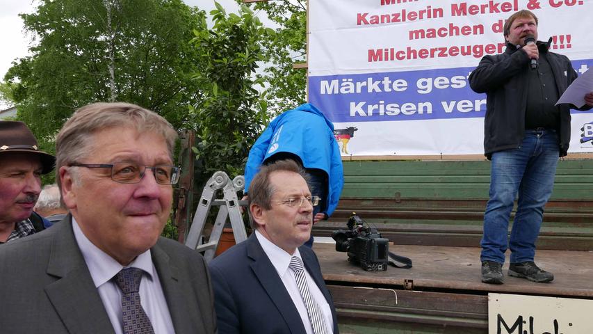 Landrat Helmut Weiß (CSU) und Mitglied des Landtags (MdL) Hans Herold (CSU), die in Vertretung für Agrarminister Christian Schmidt (CSU) gekommen waren, wehte der Zorn auf Schmidt entgegen. Er befindet sich derzeit auf einer USA-Reise.