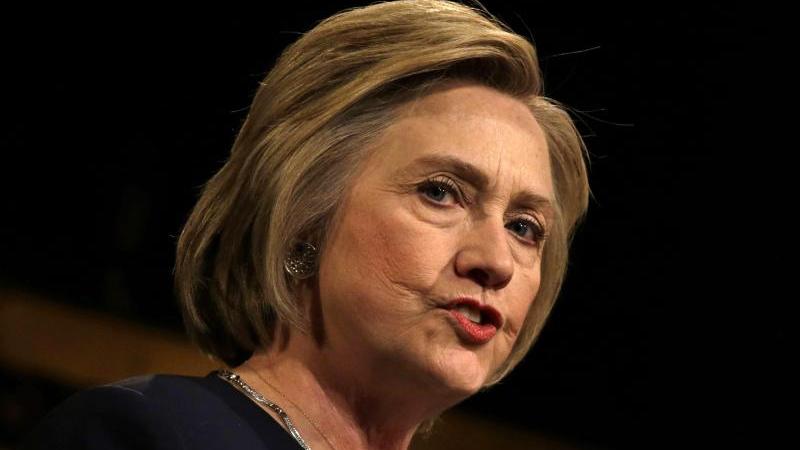 Ihren privaten E-Mail Server verwendete Clinton vor vier Jahren illegal - noch heute hängt ihr dieser Fall nach.