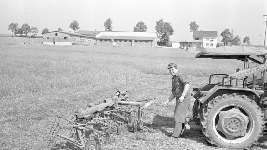 Ideal getroffen hat es das Landwirtsehepaar Christoph und Christine Leutzmann in Krottenbach: die Äcker und Wiesen grenzen direkt an den modernen Aussiedlungshof.
 <a href=http://www.nordbayern.de/region/nuernberg/18-mai-1966-auf-fremder-scholle-1.5206358
 >Hier geht es zum Artikel vom 18. Mai 1966: Auf fremder Scholle.