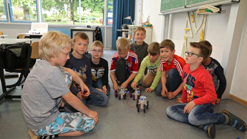 Stromkreis und Kugelbahn: Der Forschertag der Grundschule Obermässing