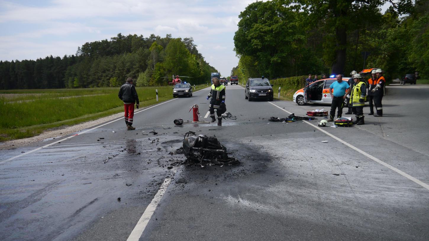 Bei Kammerstein ist ein Motorradfahrer schwer gestürzt. Nach dem Sturz fing seine Maschine Feuer. Er wurde so schwer verletzt, dass er noch an der Unfallstelle starb.