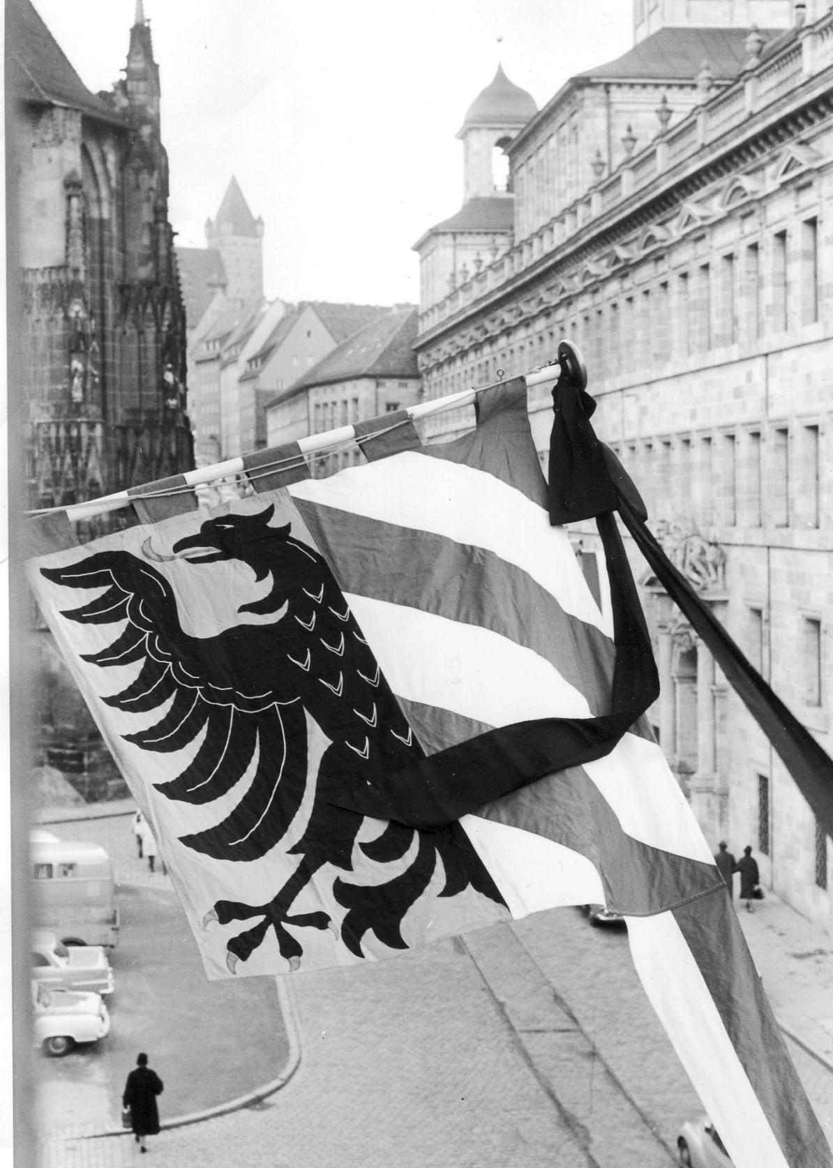 Im Zweiten Weltkrieg wurden 70 Prozent der Burganlagen zerstört. Dieses Bild mit dem Blick zur Burg stammt aus den 1950er Jahren. Für die heute geringe Summe von 3,2 Millionen Mark ließ die bayerische Schlösserverwaltung die Burg nach historischen Plänen restaurieren.