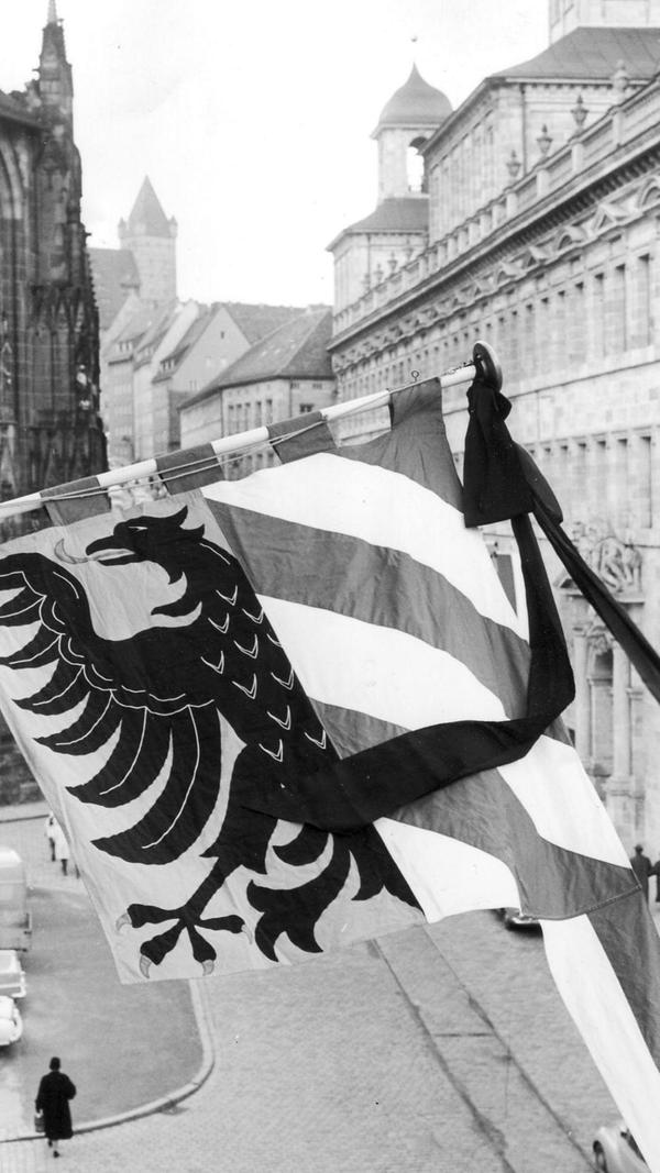 Im Zweiten Weltkrieg wurden 70 Prozent der Burganlagen zerstört. Dieses Bild mit dem Blick zur Burg stammt aus den 1950er Jahren. Für die heute geringe Summe von 3,2 Millionen Mark ließ die bayerische Schlösserverwaltung die Burg nach historischen Plänen restaurieren.
