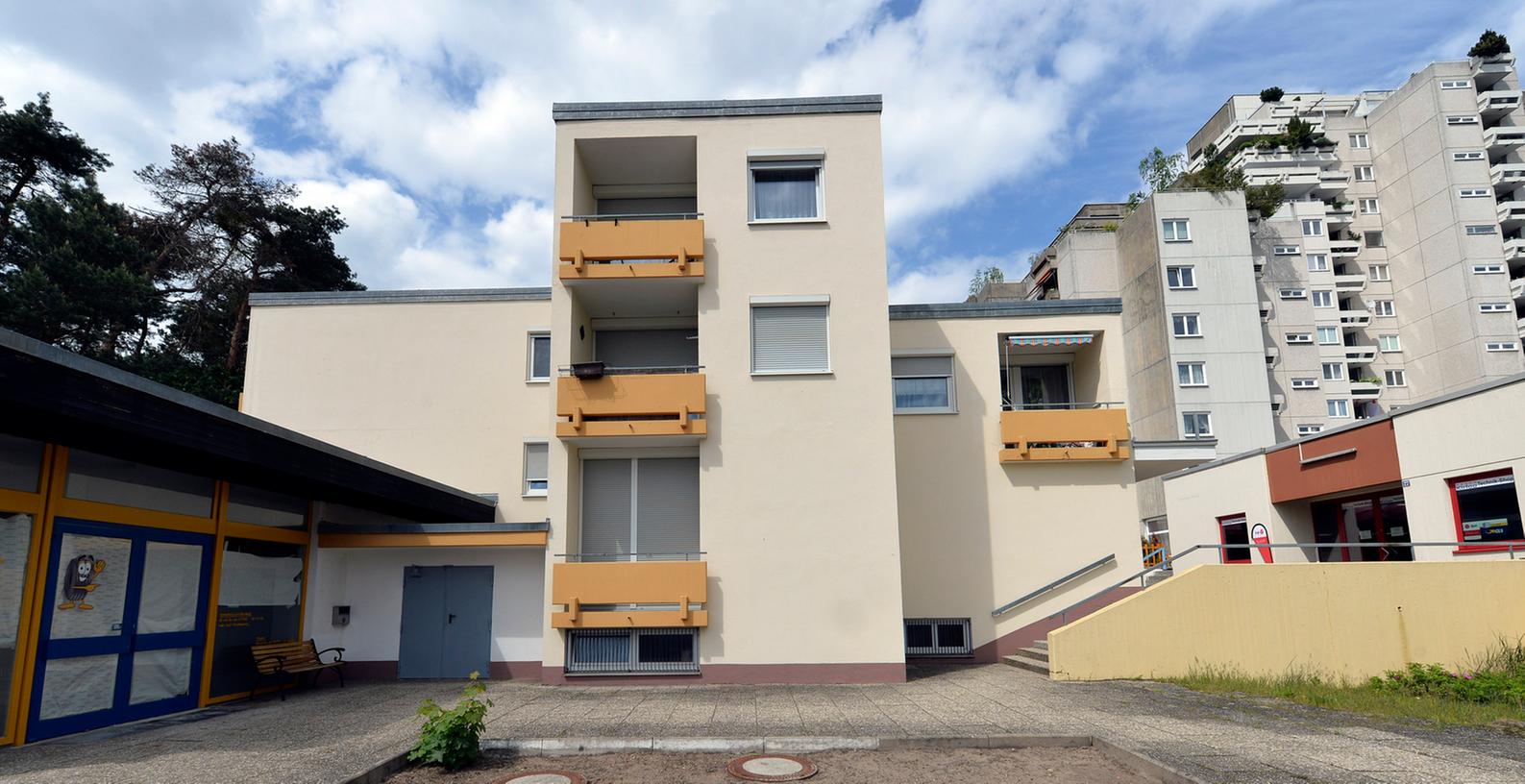 Der Vermieter hatte die Mieter dieses Hauses in der Geigerstraße in Nürnberger-Reichelsdorf hinausgeekelt, um Flüchtlinge dort unterbringen zu können. Das Sozialamt will jetzt den Vertrag mit dem Vermieter prüfen. Bei einer Bürgervesammlung ging es hoch her. Der Vermieter hatte die Mieter dieses Hauses in der Geigerstraße in Nürnberger-Reichelsdorf hinausgeekelt, um Flüchtlinge dort unterbringen zu können. Das Sozialamt will jetzt den Vertrag mit dem Vermieter prüfen. Bei einer Bürgervesammlung ging es hoch her.