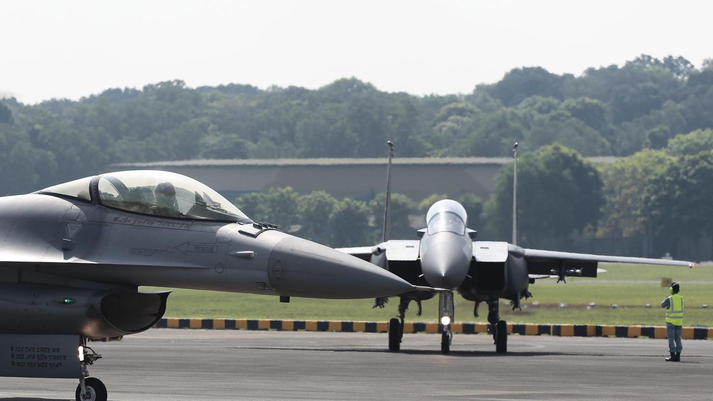 Über den umkämpften südchinesischen Inseln sind zwei chinesische Kampf-Flieger einem US-Jet gefährlich nahe gekommen. Über den umkämpften südchinesischen Inseln sind zwei chinesische Kampf-Flieger einem US-Jet gefährlich nahe gekommen.
