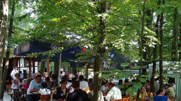 Im Bierkeller - Brennerei Schweizer-Keller sitzen die Gäste wunderbar unter schattigen Bäumen: - Sehr schön gelegen im Wald - Dort soll man die besten Pfannenschnitzel Forchheims und dazu ein leckeres Kellerbier genießen können - Für jeden, der fränkische Kellerkultur schätzt ein absoluter Geheimtipp