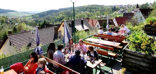 Der Biergarten zum Bergschlösschen in Gräfenberg gehört der Friedmann-Brauerei: - Seine Stammgäste schwärmen vom Ausblick am terrassenförmigen Bergschlösschen über Gräfenberg - Wenige, aber deftige fränkische Brotzeiten etwa Obatzter oder Wurstsalat
