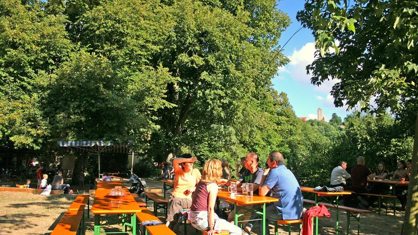 Unter den Linden in Rothenburg liegt im wunderschönen Taubertal, direkt an der Tauber: 
 - Von den Stammgästen dieses Biergartens werden das reichliche Essen und Trinken gelobt 
 - Die Kinder könnten im Wasser plantschen, im grossen Sandkasten spielen oder sich an einen Seil schwingen lassen 
 - Außerden "sitzt man hier einfach unglaublich schön"
 
 
 Durchschnittsnote: 2,94