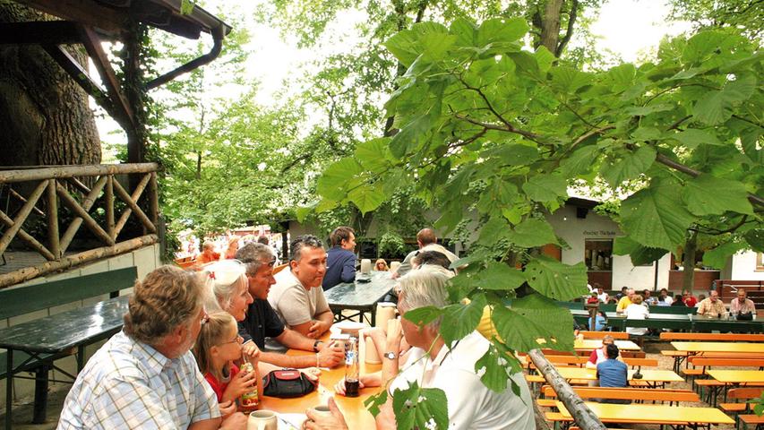 Der Löwenbräukeller in Buttenheim liegt "malerisch" und wenn das Wetter klar ist, sieht man die Türme von Bamberg:
- Der am Hang gelegene Biergarten biete durch seine hohen Kastanien auch im Sommer schattige Plätzchen
- Das Essen und natürlich das Bier schmecken, laut seinen Gästen, fantastisch
- ...und "ein Blick in die Abendsonne rundet das Ganze ab."
Durchschnittsnote: 2,00 Der Löwenbräukeller in Buttenheim liegt "malerisch" und wenn das Wetter klar ist, sieht man die Türme von Bamberg:
- Der am Hang gelegene Biergarten biete durch seine hohen Kastanien auch im Sommer schattige Plätzchen
- Das Essen und natürlich das Bier schmecken, laut seinen Gästen, fantastisch
- ...und "ein Blick in die Abendsonne rundet das Ganze ab."
Durchschnittsnote: 2,00