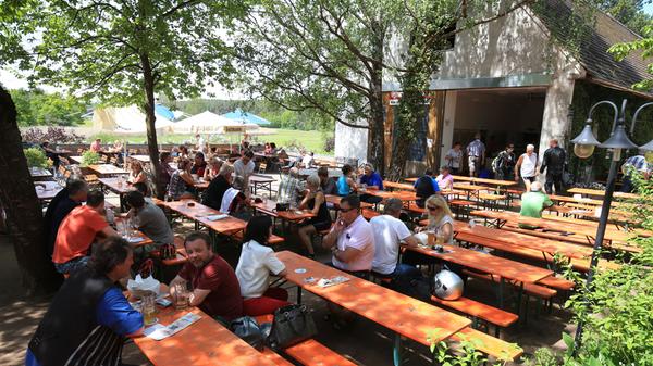 In der Pflugsmühle finden ihre Stammgäste das beste Brot Frankens und eine Brotzeitkarte auf "echd fränggisch", die auch wirklich witzig ist: - Die Küche bietet kreative Besonderheiten wie 3/4 Brotzeiten auf einem Holzbrett serviert, aus dem ein Viertel ausgeschnitten ist - Als Freizeitangebote für Gäste werden zum Beispiel Golfen, Hasen streicheln, Pferde anschauen und Racing-Autos fahren, angeboten - Bei schlechtem Wetter können die Besucher die "schön hergerichtete" Scheune nutzen - Die Speisenauswahl ist "famos" - Auch als Ziel für eine Fahrradtour eignet sich die Pflugmühle sehr gut, auf Grund ihre Lage in schöner Umgebung und der "wahnsinnig schönen" Auswahl auf die fränkische Landschaft