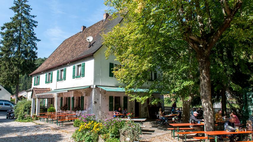 Die Sachsenmühle Gößweinstein liegt direkt an der Wiesent und bietet ihren Besuchern ein "traumhaftes Ambiente". Die Besucher schätzen die guten, schön angerichteten Brotzeiten und das gute Bier.