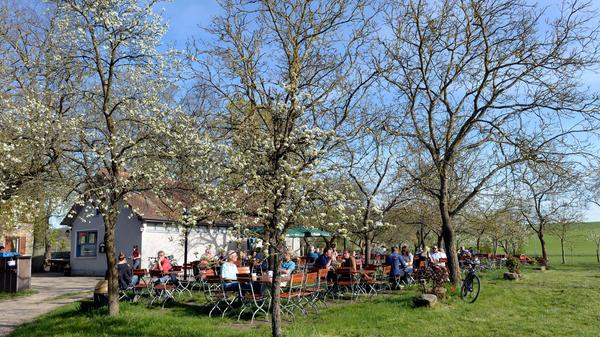Der große, am Hang gelegene Biergarten Atzelsberger nördlich von Erlangen lädt seine Gäste mit einem schönen Blick über die fränkische Schweiz zur Einkehr ein. Auf der Karte findet man neben Landschweinebraten, geräucherte Forelle auch eine Allgäuer Käsespätzle-Pfanne mit Röstzwiebeln mit Bergkäse und einen veganen Linseneintopf. Immer wieder finden auch einmalige Veranstaltungen statt.