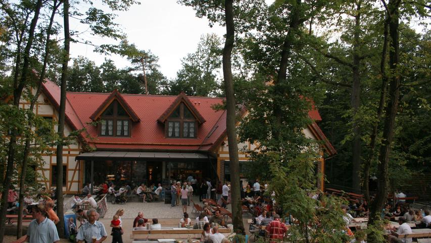 Brauhaus am Kreuzberg -für unsere 10-köpfige Familie der ideale Treffpunkt:
- Die Kinder haben einen Spielplatz
- Für jedes Familienmitglied findet sich ein passendes Essen
- Essen und Getränke verdienen höchstes Lob
- Den Besuchern steht ein großer Parkplatz zur Verfügung
- Zum "Nachdenken" lädt (für den, der es mag) auf dem nahen Berg eine kleine Kirche ein
- Die Brauerei Friedl produziert ein sehr süffiges Bier, das "Schlotfeger" und hervorragende fränkische Speisen an die Gäste
- Das Brauhaus bietet seinen Gästen eine gemütlich Atmosphäre, teils Sonne, teils Schatten, herrliche große Bäume und keine Musik
- Das Personal ist sehr freundlich und flink Brauhaus am Kreuzberg -für unsere 10-köpfige Familie der ideale Treffpunkt:
- Die Kinder haben einen Spielplatz
- Für jedes Familienmitglied findet sich ein passendes Essen
- Essen und Getränke verdienen höchstes Lob
- Den Besuchern steht ein großer Parkplatz zur Verfügung
- Zum "Nachdenken" lädt (für den, der es mag) auf dem nahen Berg eine kleine Kirche ein
- Die Brauerei Friedl produziert ein sehr süffiges Bier, das "Schlotfeger" und hervorragende fränkische Speisen an die Gäste
- Das Brauhaus bietet seinen Gästen eine gemütlich Atmosphäre, teils Sonne, teils Schatten, herrliche große Bäume und keine Musik
- Das Personal ist sehr freundlich und flink
