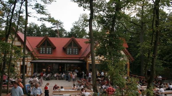 Das Brauhaus am Kreuzberg ist besonders für Familien der ideale Treffpunkt: - Die Kinder haben einen Spielplatz - Für jedes Familienmitglied findet sich ein passendes Essen - "Essen und Getränke verdienen höchstes Lob", sagen Besucher - Den Besuchern steht ein großer Parkplatz zur Verfügung - Zum "Nachdenken" lädt (für den, der es mag) auf dem nahen Berg eine kleine Kirche ein - Die Brauerei Friedl produziert ein sehr süffiges Bier, das "Schlotfeger" und hervorragende fränkische Speisen an die Gäste - Das Brauhaus bietet seinen Gästen eine gemütlich Atmosphäre, teils Sonne, teils Schatten, herrliche große Bäume und keine Musik - Das Personal ist sehr freundlich und flink - Bekannt ist die Schnapsvielfalt aus eigener Brennerei