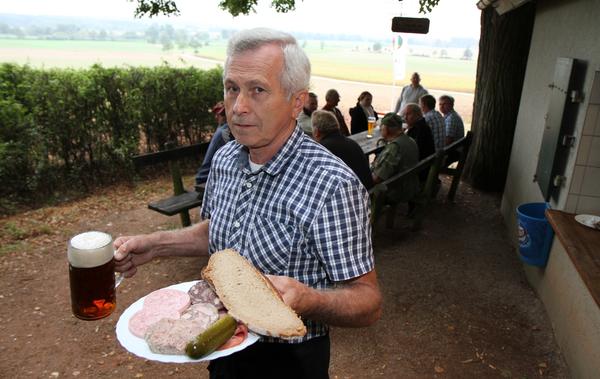 Der Laufer Keller liegt erhöht am Waldrand mit Blick in das Aischtal: - Seine Gäste schätzen seine Ursprünglichkeit und das reichliche, hausgemachte Brotzeitangebot. Der Keller sei seinem Prinzip treu geblieben, denn es gebe nach wie vor nur fränkische Brotzeiten. Außerdem biete er die "weltbesten Küchle" - Auch die günstigen Preise (3,80 Euro für die Maß und 3,50 Euro für die große Kellerplatte) kommen gut an - Das Beste ist für ein Stammgästin "dass ich meine Kinder vom Handy weg und auf die Räder bekomm, wenn ich nur frage ob sie mit auf'n Keller wollen"