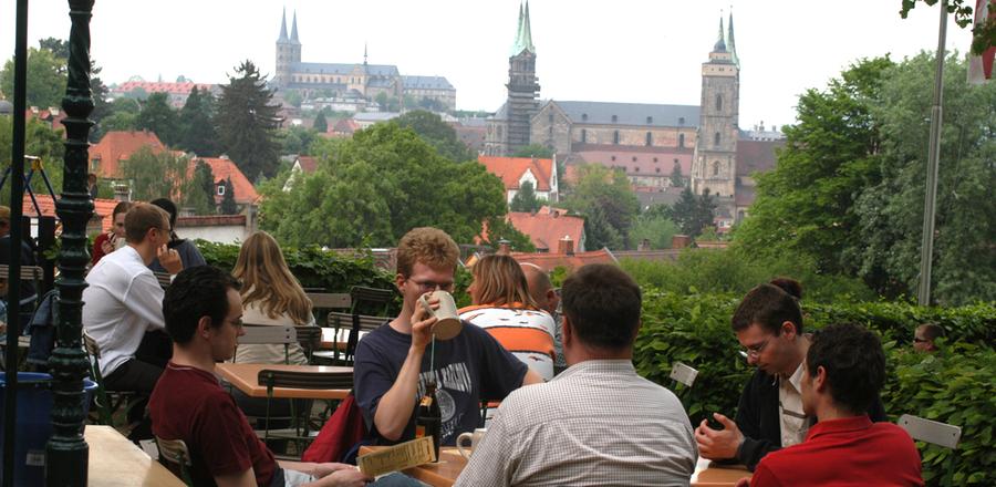 Der Spezial-Keller Bamberg ist für viele seiner Stammgäste eine Bamberger "Institution":
- Die Besucher genießen hier die Aussicht auf den Bamberger Dom und den Michelsberg. Am Horizont ist die fränkische Alb zu sehen. Vor allem bei Sonnenuntergang sei diese Kulisse ein Traum
- Der Keller hat das typische Bamberger "Rauchbier" im Steinkrug und die fränkische Brotzeit im Angebot
Durchschnittsnote: 2,34 Der Spezial-Keller Bamberg ist für viele seiner Stammgäste eine Bamberger "Institution":
- Die Besucher genießen hier die Aussicht auf den Bamberger Dom und den Michelsberg. Am Horizont ist die fränkische Alb zu sehen. Vor allem bei Sonnenuntergang sei diese Kulisse ein Traum
- Der Keller hat das typische Bamberger "Rauchbier" im Steinkrug und die fränkische Brotzeit im Angebot
Durchschnittsnote: 2,34
