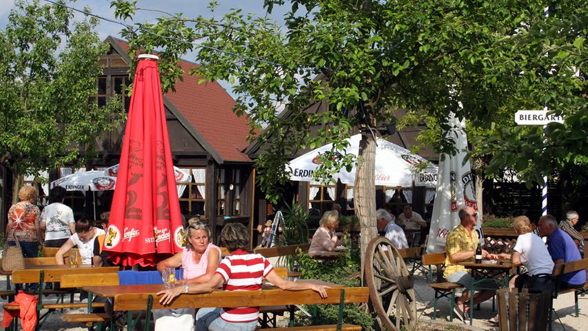 Das Obstgärtla in Burgfarrnbach zählt mit 650 Plätzen zu den größten in der Fürther Umgebung. Die Gäste sitzen unter herrlichen alten Obstbäumen, die Kinder können sich auf einem Spielplatz austoben. Wenn es kühler wird, ist man im beheizten "Hopfenhäusle" gut aufgehoben. Der Hunger wird mit fränkischen oder bayerischen Gerichten gestillt, aber auch leichteres ist auf der Karte zu finden. // Breiter Steig 6, 90768 Fürth