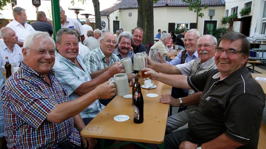 Das Landbierparadies ist ein Biergarten in Nürnberg, der mit einem Keller im Frankenland vergleichbar sei:
- Der Garten bietet den Besuchern "süffige, fränkische Landbiere, gute Brotzeiten und eine tolle Athmosphäre. Ein Stück fränkischer "Bierkeller" mitten in Nürnberg"
- Das Bier aus dem Holzfass ist immer frisch im Steinkrug serviert - Den Gästen is es erlaubt ihre Brotzeit selbst mitzubringen
- Das angebotenen Essen ist schmackhaft, günstig und reichlich. "Die Brotzeitplatte schaffen wir nur zu zweit und ein zusätzliches Brot gibts auch kostenlos bei Bedarf"
- Bei der Größe, dem Flair und der Bierauswahl, komme das Beste zusammen
- Alte Bäume schaffen schattige Plätze für die Besucher
- "Flotte Bedienung
- Mit dem Fahrrad ist das Landbierparadies gut erreichbar
Durchschnittsnote: 2,48 Das Landbierparadies ist ein Biergarten in Nürnberg, der mit einem Keller im Frankenland vergleichbar sei:
- Der Garten bietet den Besuchern "süffige, fränkische Landbiere, gute Brotzeiten und eine tolle Athmosphäre. Ein Stück fränkischer "Bierkeller" mitten in Nürnberg"
- Das Bier aus dem Holzfass ist immer frisch im Steinkrug serviert - Den Gästen is es erlaubt ihre Brotzeit selbst mitzubringen
- Das angebotenen Essen ist schmackhaft, günstig und reichlich. "Die Brotzeitplatte schaffen wir nur zu zweit und ein zusätzliches Brot gibts auch kostenlos bei Bedarf"
- Bei der Größe, dem Flair und der Bierauswahl, komme das Beste zusammen
- Alte Bäume schaffen schattige Plätze für die Besucher
- "Flotte Bedienung
- Mit dem Fahrrad ist das Landbierparadies gut erreichbar
Durchschnittsnote: 2,48
