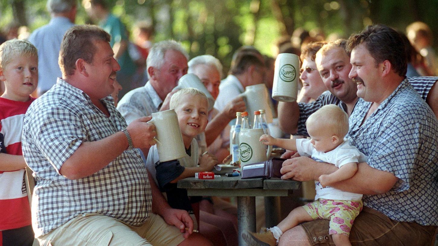 Besucher schätzen am Bierkeller Roppelt in Stiebarlimbach neben der Atmosphäre die leckeren Brotzeiten und dass Essen auch von zu Hause mitgebracht werden darf.