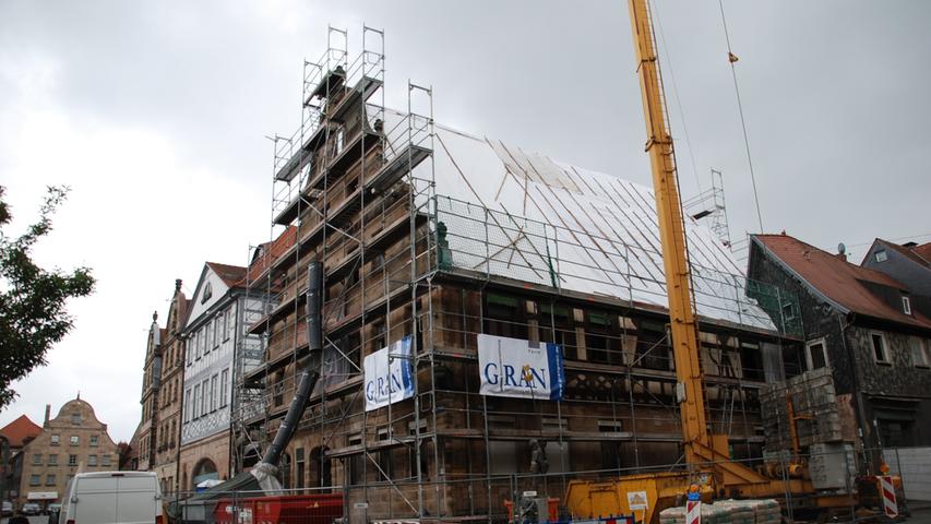Die Renovierungsarbeiten im historischen "Goldenen Schwan" laufen auf Hochtouren.