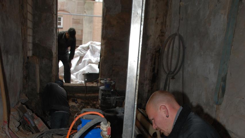 Die Renovierungsarbeiten im historischen "Goldenen Schwan" laufen auf Hochtouren.