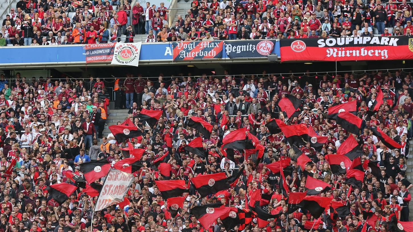 Ob im Stadion oder am Hauptmarkt: Die Fans des FCN fiebern mit ihrem Club am Montag mit.