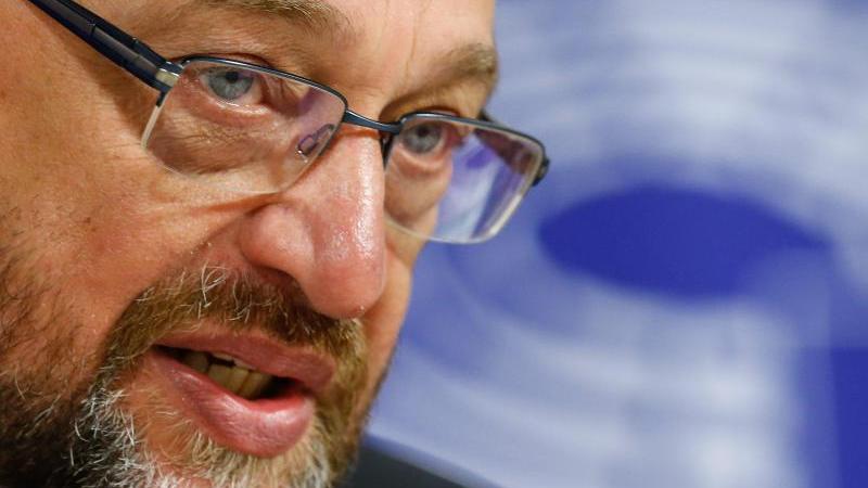 Er soll es richten: Die arg gebeutelte SPD hat in Martin Schulz ihren Kanzlerkandidaten für die Bundestagswahl 2017 und einen neuen Hoffnungsträger gefunden. Für den kantigen Europapolitiker verzichtete der notorisch unbeliebte Sigmar Gabriel auf seine Kanzler-Ambitionen und räumt zugleich den SPD-Vorsitz. Umfragen scheinen dem innerparteilichen Machtwechsel Recht zu geben: Die Sozialdemokraten erleben mit ihrem neuen starken Mann ungeahnten Aufwind. Doch wer ist dieser Martin Schulz eigentlich? Wir zeigen seinen Aufstieg.   