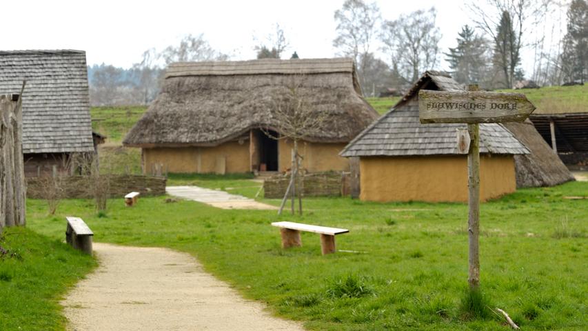 Hierbei handelt es sich um Nachbauten von Behausungen, wie sie aus den slawischen Siedlungen aus ganz Deutschland aus dem neunten Jahrhundert bekannt sind.
